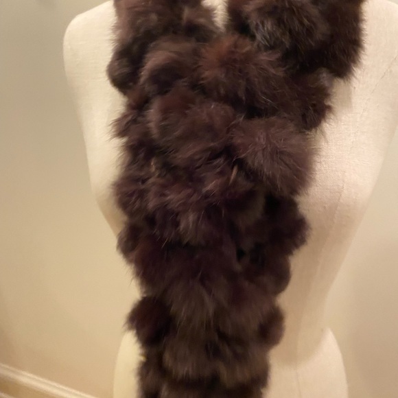 Pom Pom Brown Fur Scarf / Size 6 W x 56 L - Picture 4 of 7